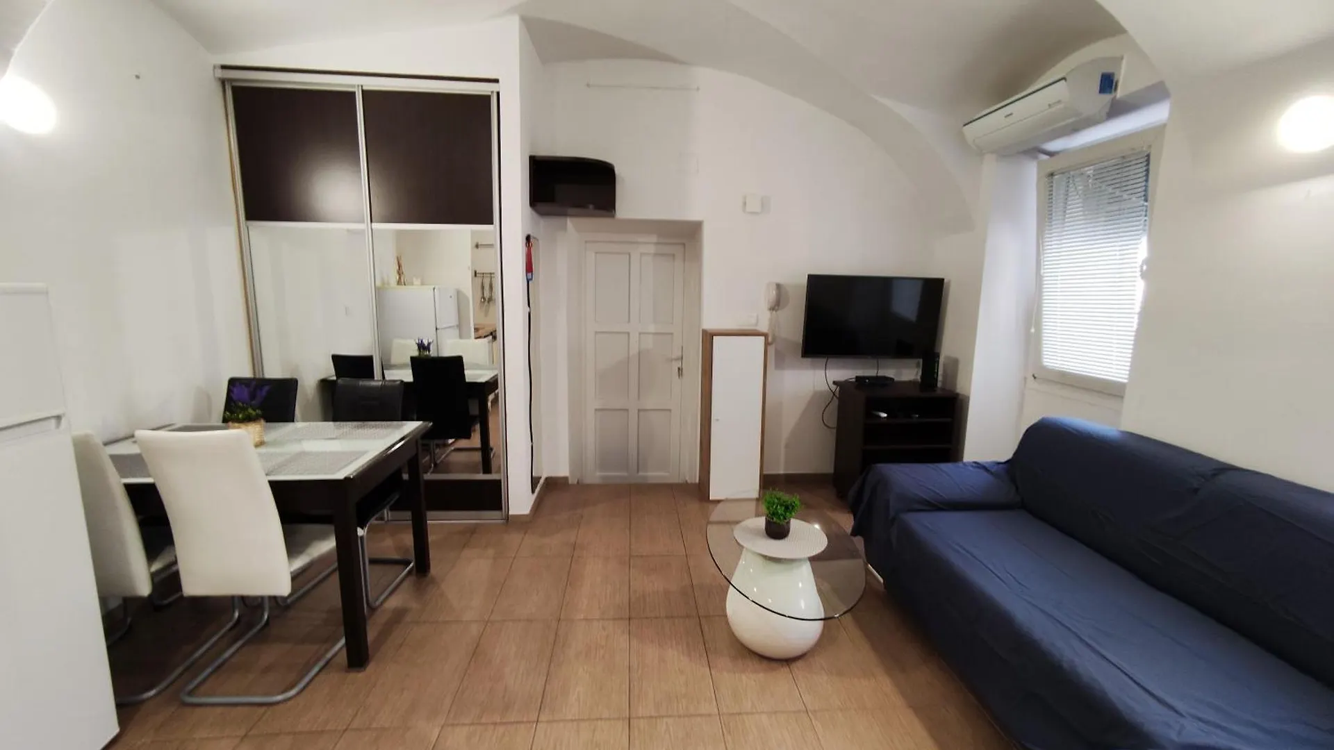 Studio Apartment Sisters 3-4 Ljubljana 0*,  Slovenia