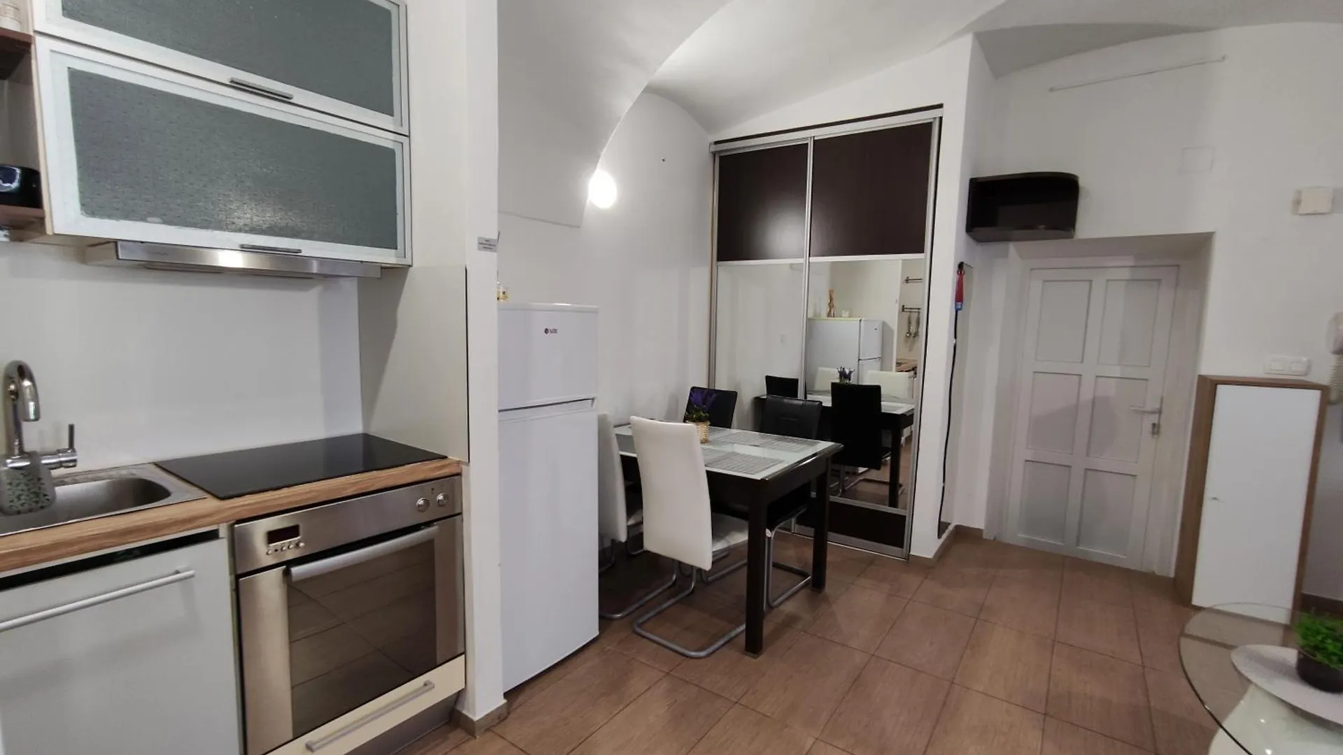 Studio Apartment Sisters 3-4 Ljubljana
