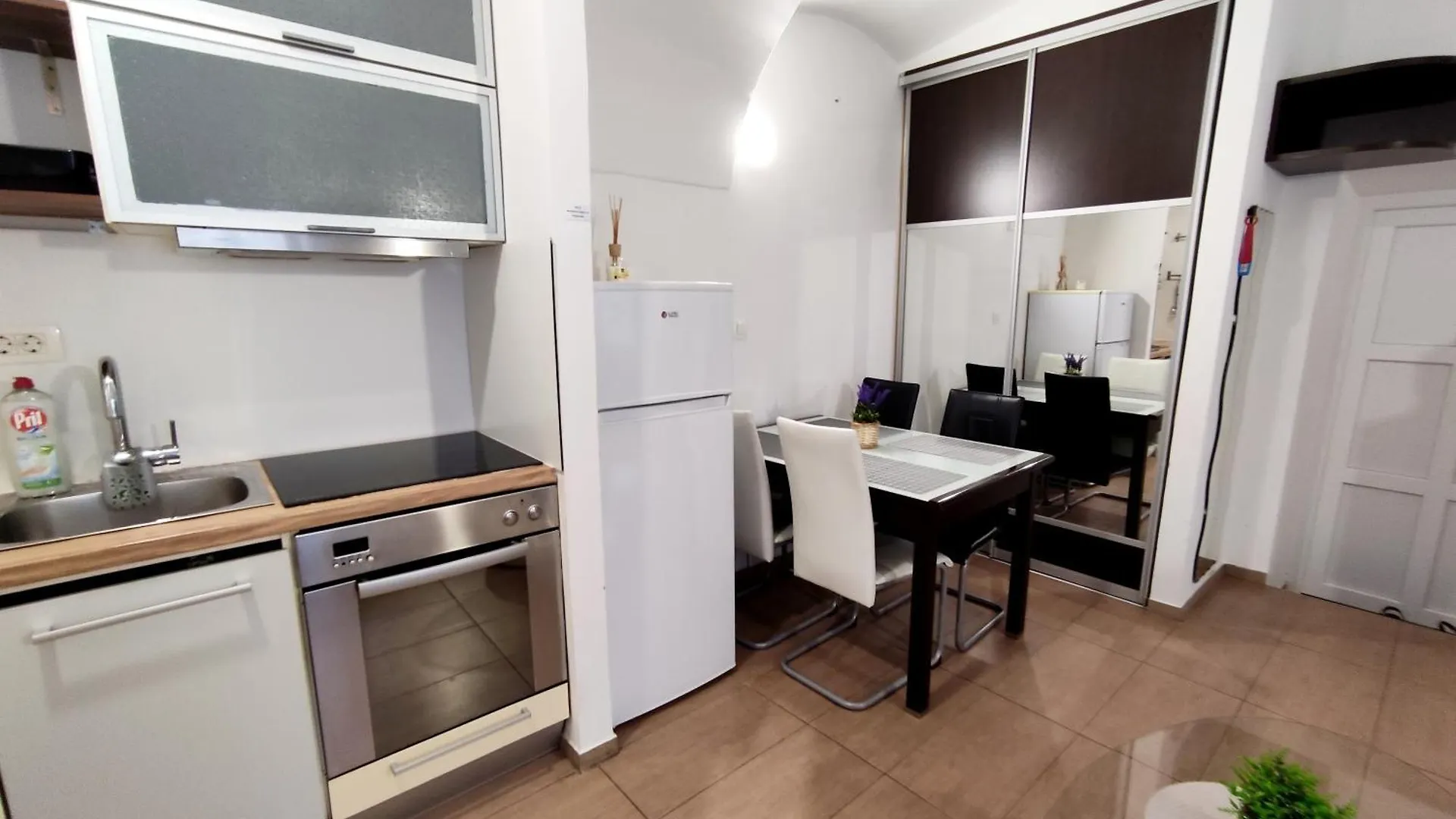 Studio Apartment Sisters 3-4 Ljubljana 0*,